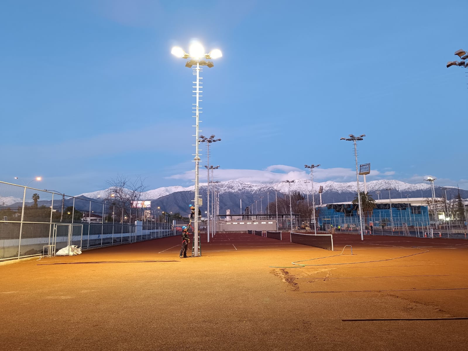 Iluminación de las canchas de tenis del Parque Estadio Nacional